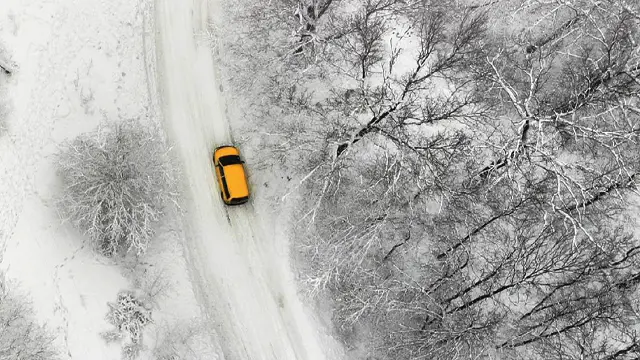 Dobré jízdní vlastnosti na sněhu i na ledu